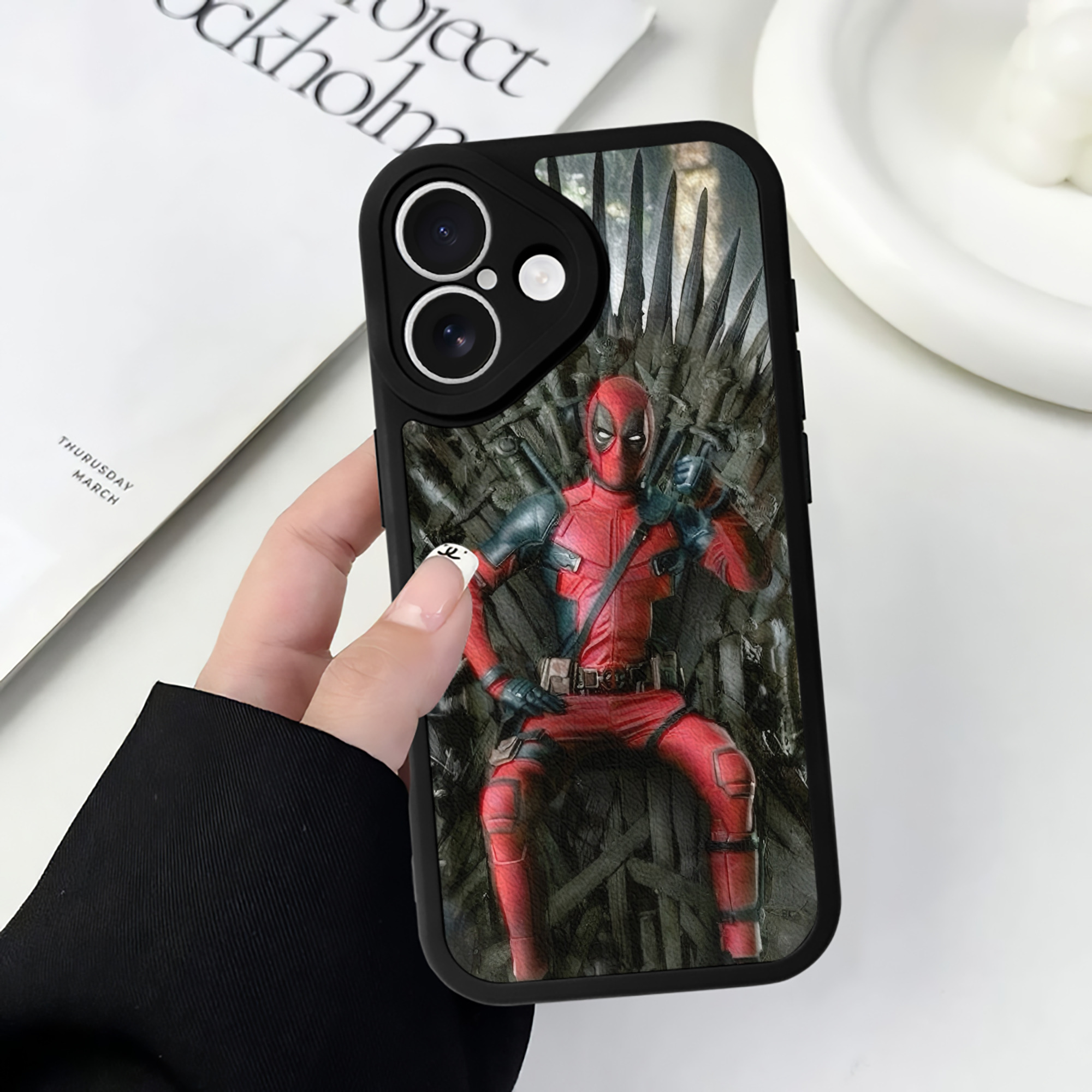 （画像用） Deadpool デッドプール 【iPhone 16シリーズ対応】シリコンスマホケース（レザー調） 材質：シリコン
